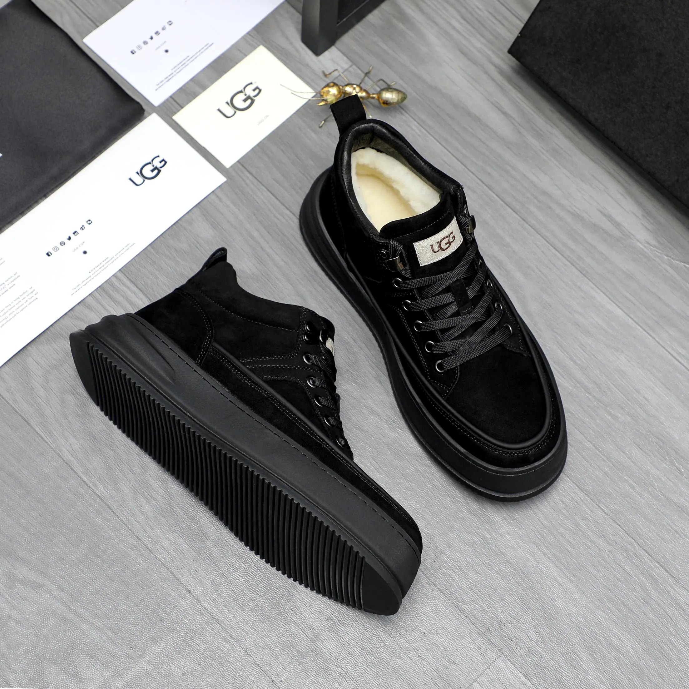 P620 Product trademark: "UGG" Gaobang men's shoes Regular size: 39-44 Product materials: Selected suede cowhide upper, wool lining, original outsole